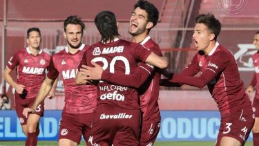 Malcorra festeja con sus compañeros uno de los cuatro tantos de Lanús. 