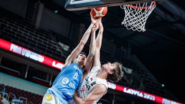 Manu Rodríguez ataca el aro en el partido de cuartos de final contra Serbia. 