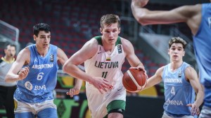 La selección U19, del neuquino Manu Rodríguez, no pudo con Letonia y buscará el séptimo puesto