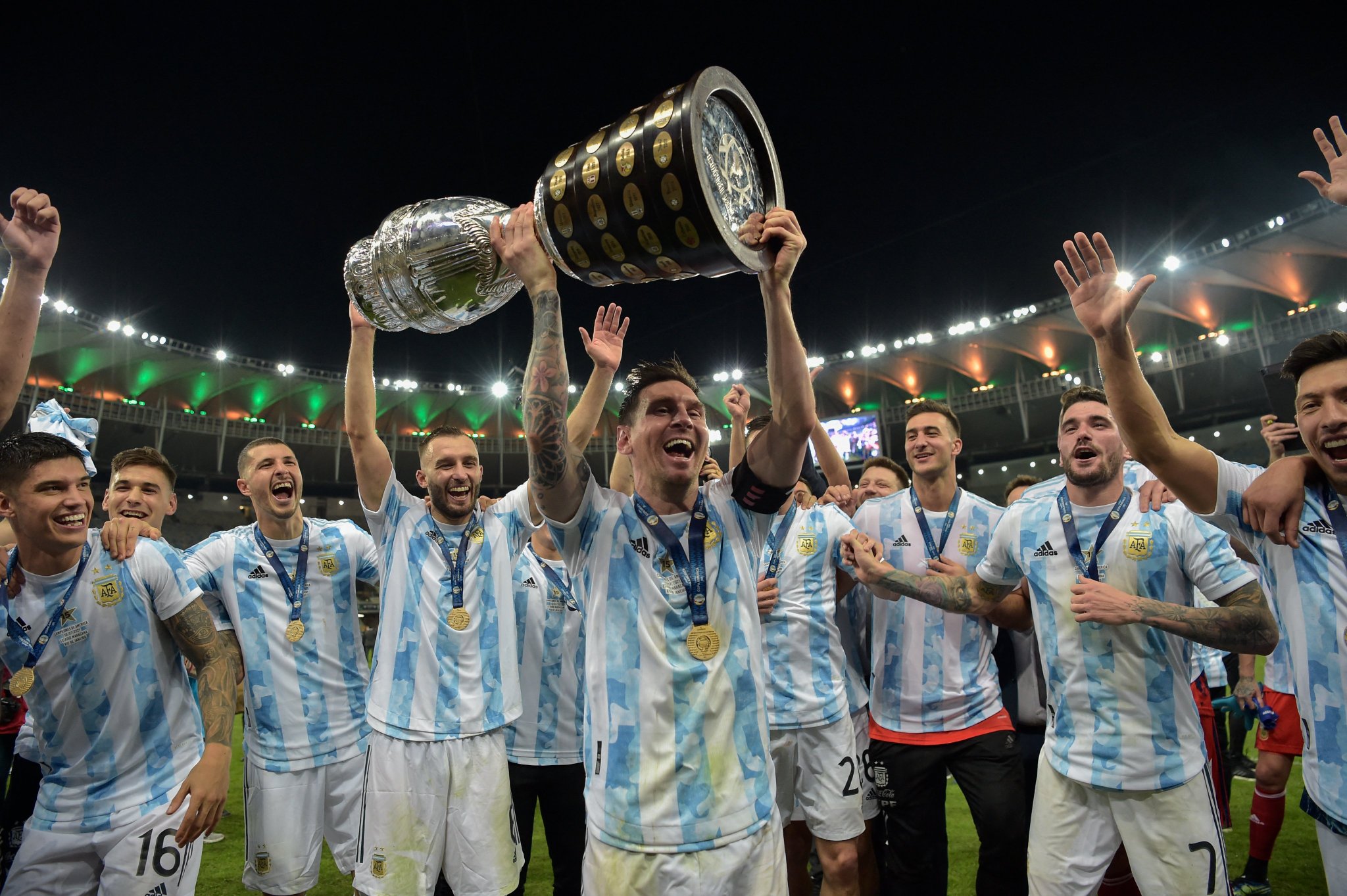 La imagen que quería el pueblo. Messi levantando la Copa América y festejando con sus compañeros. 