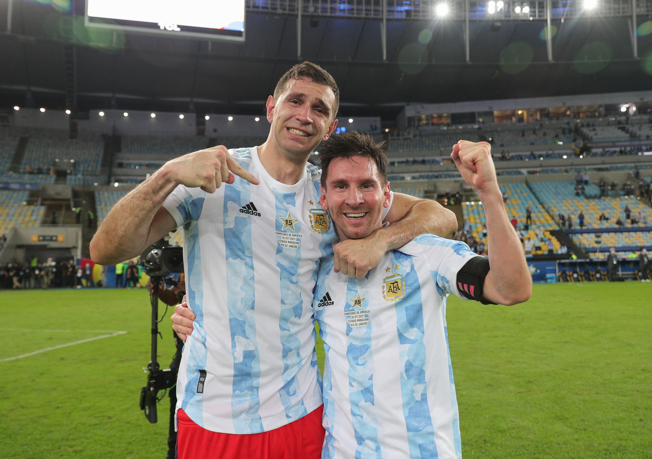 Emiliano Martínez con Lionel Messi. El mejor arquero y el mejor jugador de la Copa América tras ganar la final. 