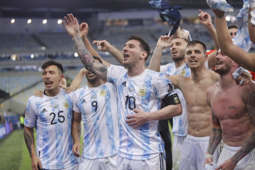 Lionel Messi y un festejo desaforado con sus compañeros en Río de Janeiro. Fue goleador de la Copa América y máximo asistidor. 