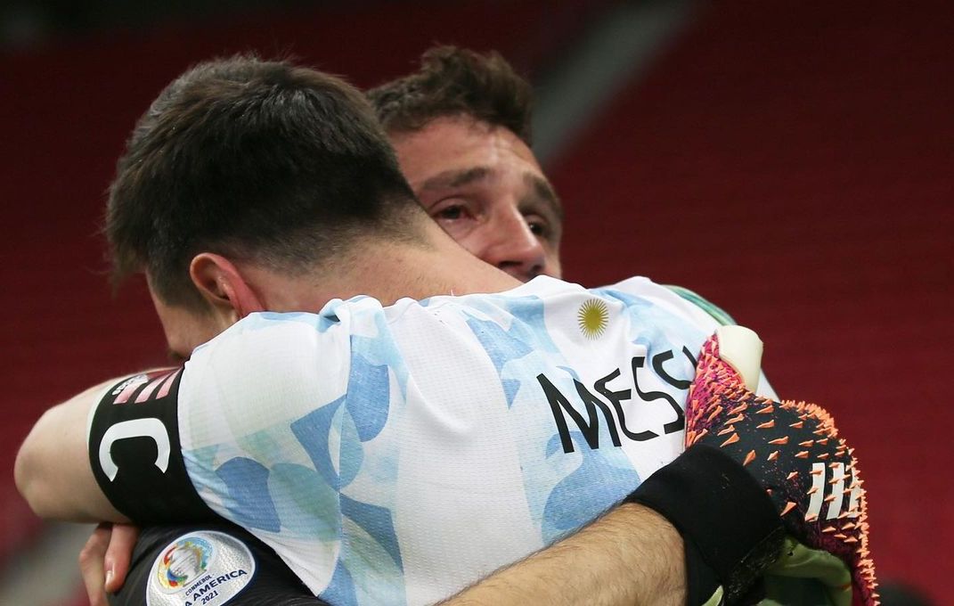 Un abrazo que vale más que mil palabras entre Emiliano Martínez y Lionel Messi. 