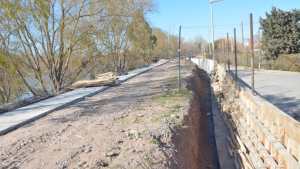 Avanza el muro que separa el río Neuquén del barrio privado Rincón Club