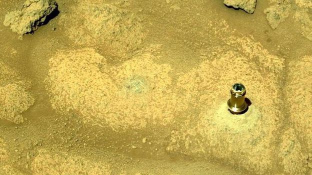 La NASA explicó el "extraño objeto" que sobresale de una roca en Marte.