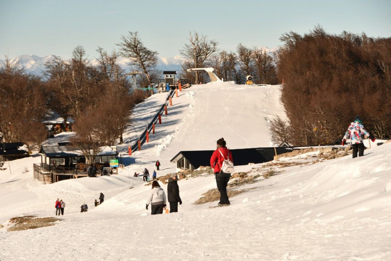 El Cerro Bayo de Villa La Angostura ya abrió la temporada, aunque el esquí deberá esperar. (Gentileza Diario Andino)