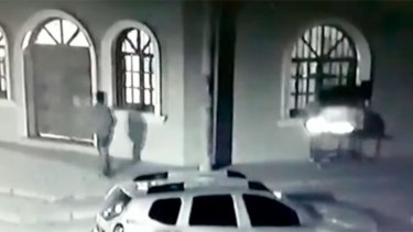 Los afectados habían puesto el chulengo en la vereda pero, como les dio frío, lo controlaban desde adentro de la vivienda.-