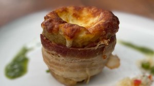 Esta receta la rompe: papa volcán envuelta en panceta