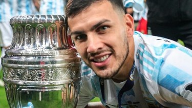 Leandro Paredes con la Copa América tras ganarle la final a Brasil, de visitante, en el Maracaná de Río de Janeiro. 