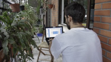 La pantalla debe estar debajo del horizonte visual,  así los párpados cubren mayor superficie del globo ocular.