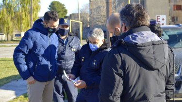 Funcionarios municipales y de la Regiojnal Primera de Policía durante una recorrida por los barrios viedmenses. Foto: gentileza.