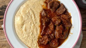 El frío trae polenta con estofado para hoy