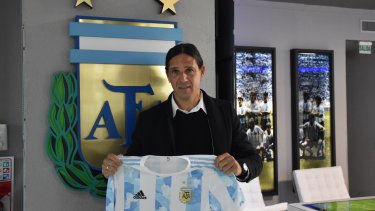 Portanova en la presentación realizada hoy en el predio de AFA. 