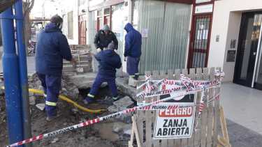 Esta mañana,  los operarios de la empresa ARSA arrancaron con una nueva reparación del ducto. (foto: César Izza)