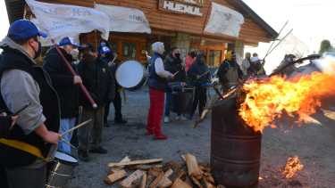 El sindicato Uthgra se manifiesta frente al hotel Huemul, en la avenida Bustillo de Bariloche. Foto: Alfredo Leiva