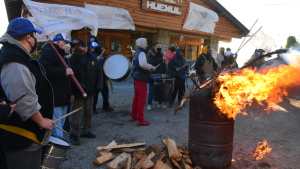 Protesta frente a un hotel de Bariloche por incumplimientos con temporarios