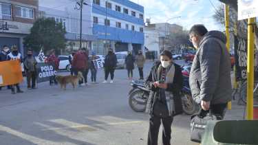 Referentes de la asamblea, pidieron definiciones al intendente por tierras para viviendas. (Foto Néstor Salas)