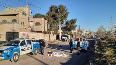La policía logró detener a dos sujetos que intentabar robar las pertenencias de un hombre en Neuquén. (Gentileza)
