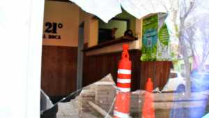 Terminaron destruyendo la comisaría tras un problema familiar y un herido de arma blanca, en Roca