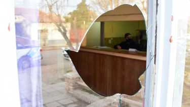 Ni un solo vidrio se salvó tras el ataque ocurrido anoche. (foto: Juan Thomes)