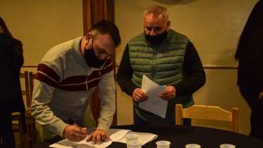 La nueva cooperativa de transporte ultima los detalles para hacerse cargo del servicio público. (Fotos Juan Thomes)