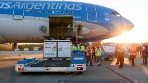 Llegó otro vuelo desde China con más de 760 mil dosis de Sinopharm