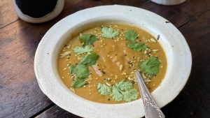 Tenés que probar esta sopa de zanahoria y calabaza al curry