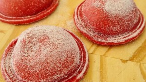 Pasta para hoy: sorrentinos colorados de acelga y ricotta