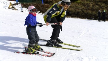 Se suman pistas esquiables en la cima del cerro Catedral. Además sigue habilitada la base para principiantes. Foto. Alfredo Leiva