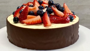 Cheesecake de chocolate blanco y limón bañado en chocolate