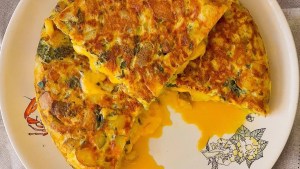 Poné en el menú esta tortilla de papas y brócoli