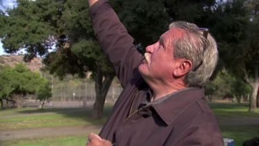 Birghman mostró su extraña técnica para conectar con los extraterrestres.-