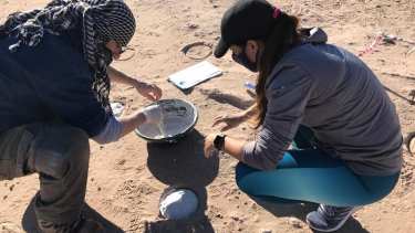 Los paleontólogos del museo Juan Porfiri y Domenica dos Santos coordinan las tareas. Foto: Gentileza Facebook  Universidad Nacional del Comahue - #UNComa - Prensa