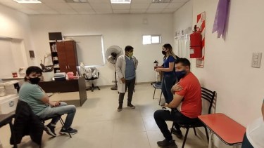 Con la participación del ministro Zgaib, se inició la vacunación a mayores de 18 años en Godoy. (Foto gentileza)