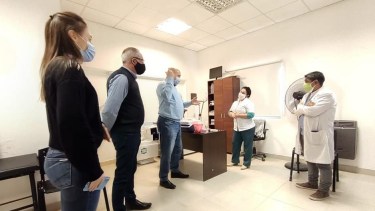 Godoy inició la vacunación a mayores de 18 años con un centenar de inscriptos