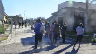 Comenzaron a vacunar a  personas mayores de 35 años en Villa Regina. (Foto Néstor Salas)