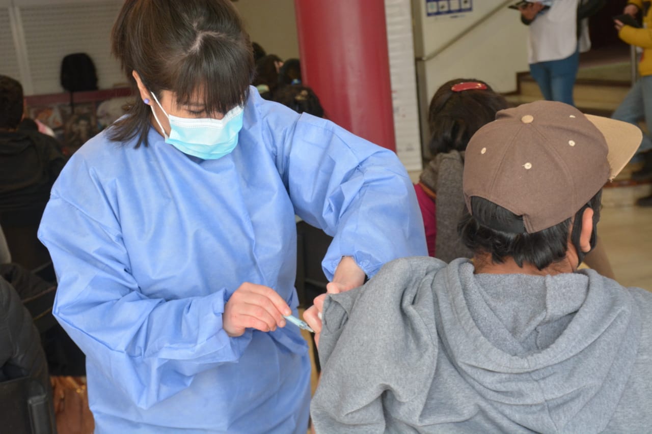 El operativo de vacunación en Neuquén continúa completando esquemas. (Archivo Yamil Regules)