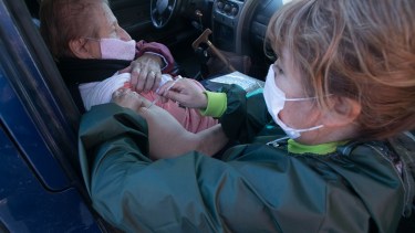 Gran cantidad de personas mayores lograron completar el esquema de vacunación con Sputnik V. Foto: Pablo Leguizamon.

Foto: Pablo Leguizamon