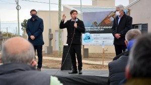 Kicillof entregó viviendas y anunció la nueva planta cloacal para Patagones