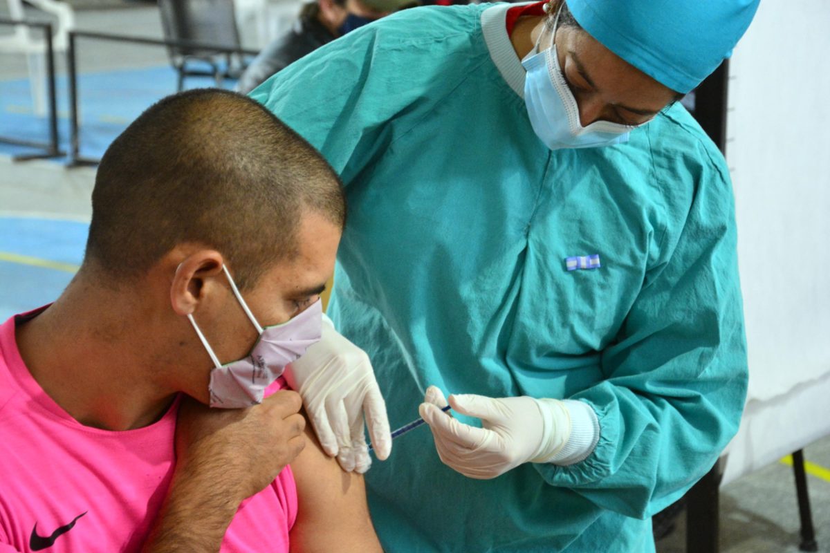 La vacunación sigue en marcha en la Provincia con la cuarta dosis. Foto Archivo: Marcelo Ochoa.