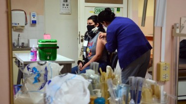 Vacunacón en el barrio 20 de Junio. Foto: Marcelo Ochoa