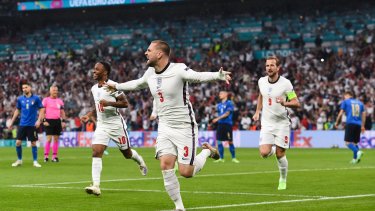 Luke Shaw abrió la cuenta en el comienzo de la final para Inglaterra. 