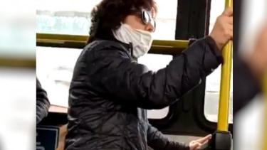 Los mismos pasajeros tomaron imágenes del episodio y no descartan denunciar a la mujer.-