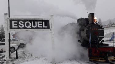 En Esquel las frecuencias varían según la época del año, llegando a tener hasta 12 salidas semanales en temporada alta.