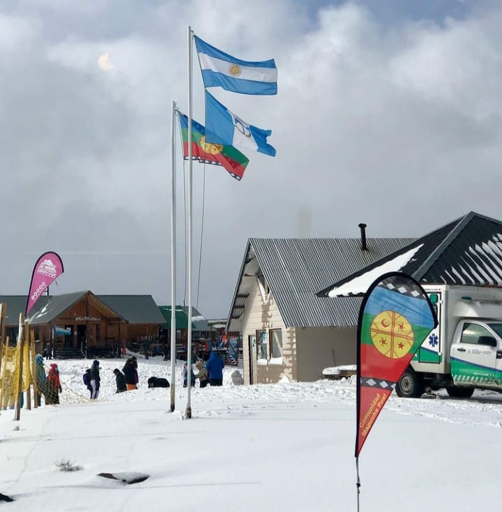 las nevadas acompañan y en el cerro, los integrantes de la Comunidad Puel, que administra el lugar, lo celebran. Fotos: Parque de nieve Batea Mahuida.