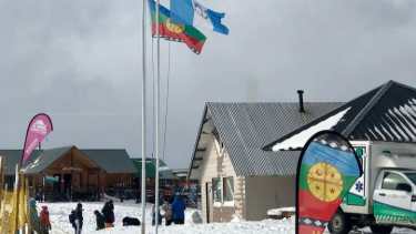 las nevadas acompañan y en el cerro, los integrantes de la Comunidad Puel, que administra el lugar, lo celebran. Fotos: Parque de nieve Batea Mahuida.