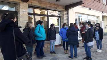 Los padres y docentes se concentraron esta mañana en el Consejo de Educación. Foto: gentileza