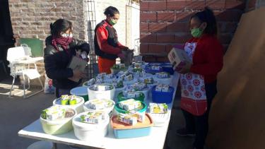 Unas 29 familias asisten todas las semanas. Foto Gentileza.