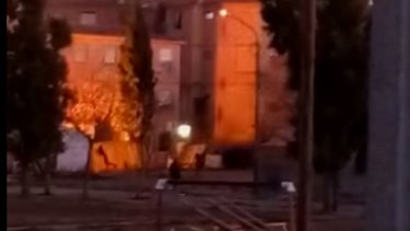 Captan el momento que un par de personas atacan con una molotov una vivienda del barrio Ceferino de Viedma. 