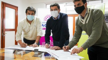 Este viernes, el vicegobernador Marcos Koopmann, junto al intendente de Zapala, Carlos Koopmann, y el secretario de Vinculación Regional de la Universidad de Flores, Emiliano Sapag, firmaron un acta compromiso. (Gentileza).-